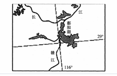 2013年10月鄱阳湖部分湖区出现了大面积草海景观，左图为鄱阳湖位置示意图，右图为鄱阳湖草海景观照，读图回答下列题。直接导致2013年10月鄱阳湖出现草海景观现象的原因是（  ）。