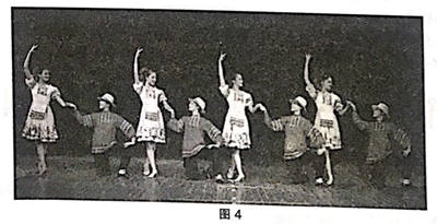 图4是以男女对舞为主的舞蹈形式，它的基本动作由两个踏步和一个跳踏步组成，其音乐特点为速度稍快，情绪活泼，二拍子，在第二拍的后半拍子上常稍做顿挫。它是下列舞蹈中的哪一种？ （ ）